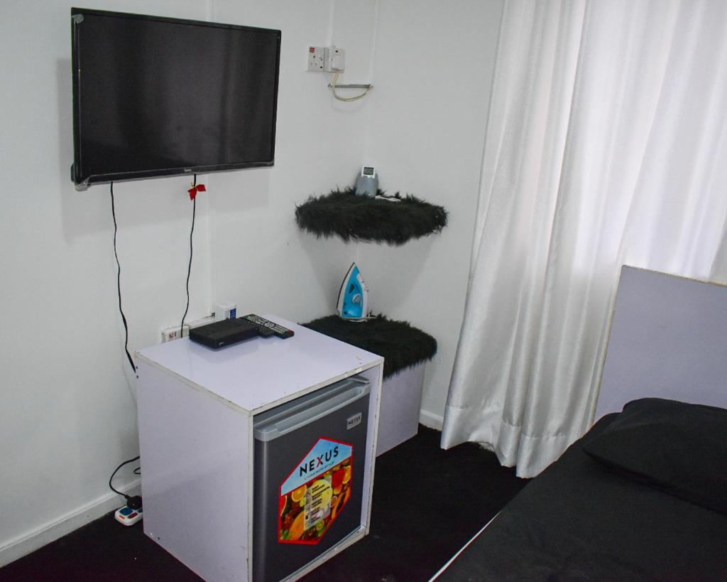 One Bedroom with Small Kitchenette and Bathroom photo 1