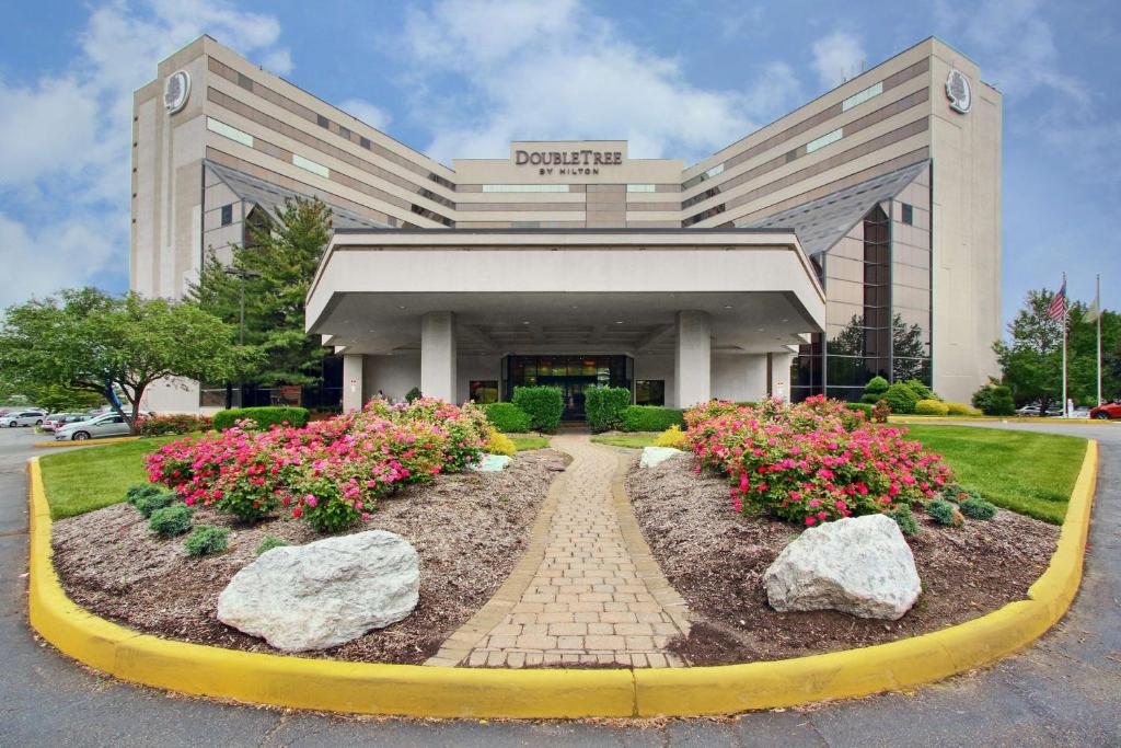 DoubleTree by Hilton Hotel Newark Airport image
