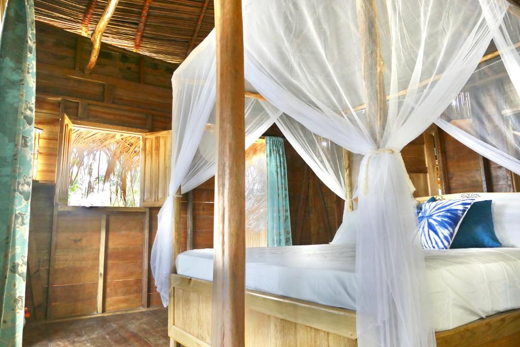 Casa La Vida Beachfront Bungalow photo 4