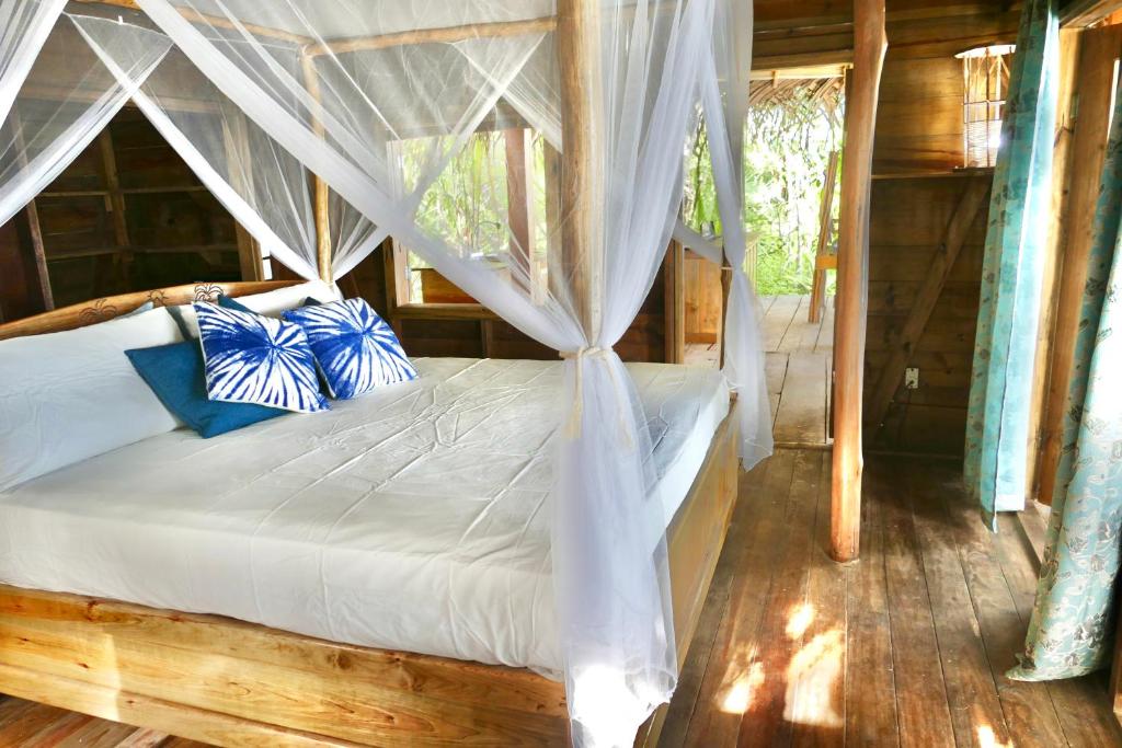 Casa La Vida Beachfront Bungalow photo 2