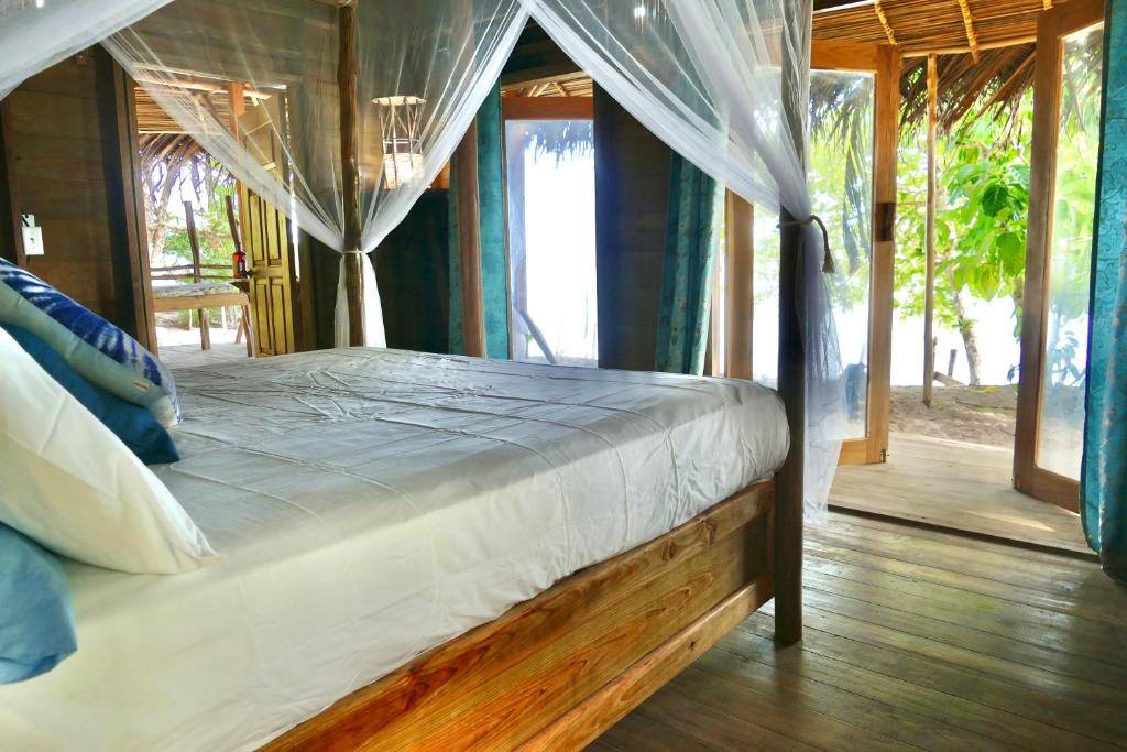 Casa La Vida Beachfront Bungalow photo 3