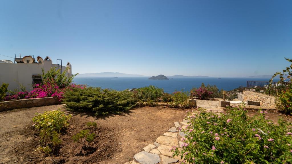 Stunning Sea View Villa w Garden 5 min to Beach photo 2