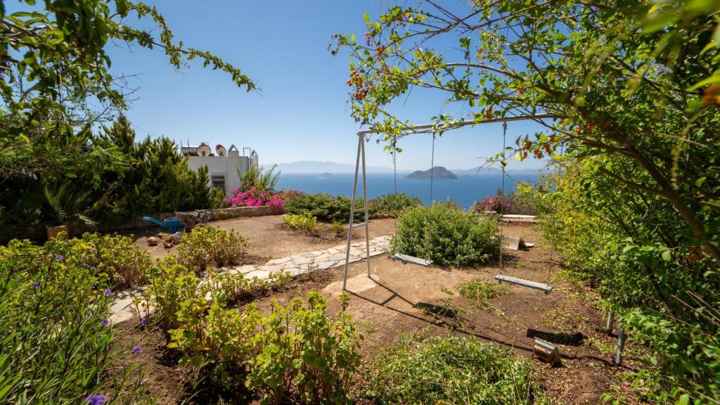 Stunning Sea View Villa w Garden 5 min to Beach photo 3