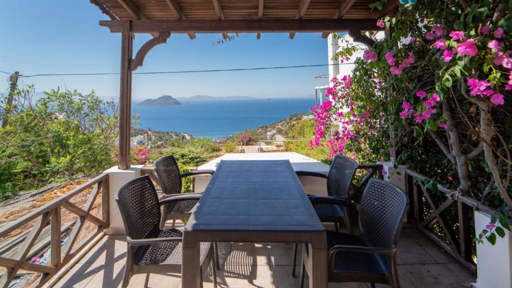 Stunning Sea View Villa w Garden 5 min to Beach photo 4