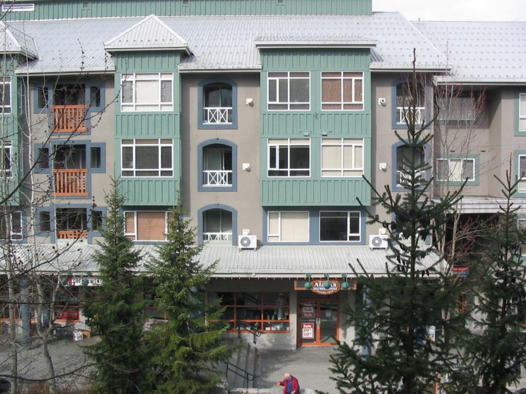 Town Plaza Suites by Golden Dreams photo 1
