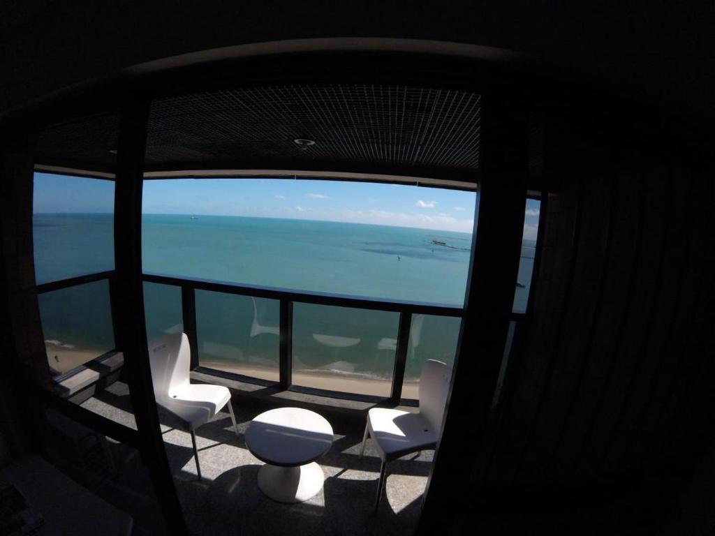 Flat vista espetacular do mar, perto da feirinha