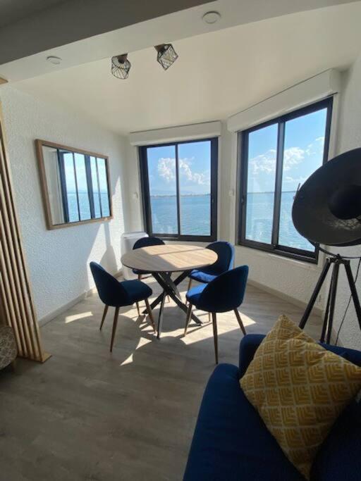 Appartement moderne vue sur étang et montagne photo 1