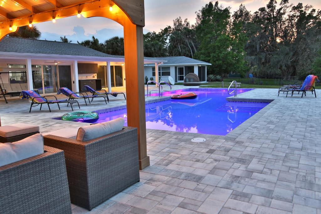 Lakefront Getaway in Sunny Florida with Heated Pool photo 2