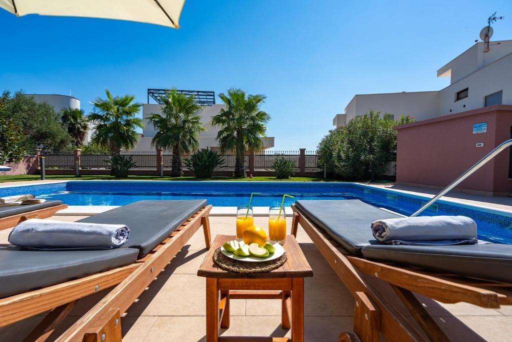 Villa Antura with private heated 50sqm pool, 3 bedrooms, 3 bathrooms, and gym photo 4
