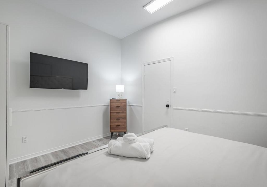 Luxurious 3BD Apt in heart of downtown Free Parking on-site 5 min walk to Bell Center