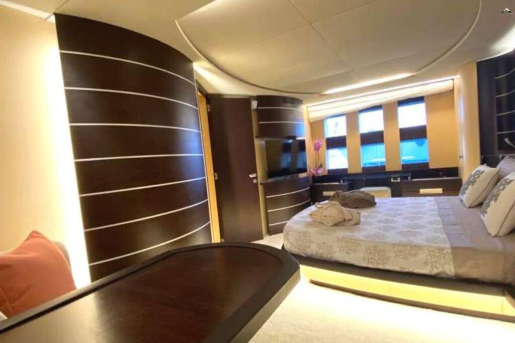 Exclusive Yacht - Azimut 86s photo 3