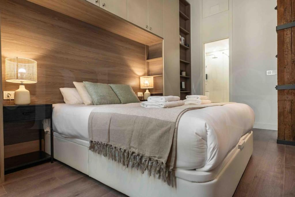 Eclectic & elegant apartment by REMS, Malaga
