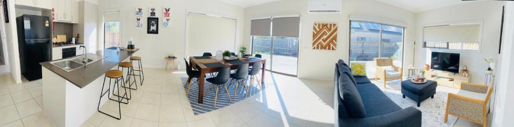 Melbourne holiday house for 15 peoples in Sanctuary Lake photo 1