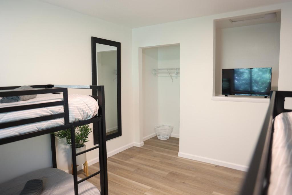 5-BR Serene Retreat Near CLE* Dogs welcome! photo 1