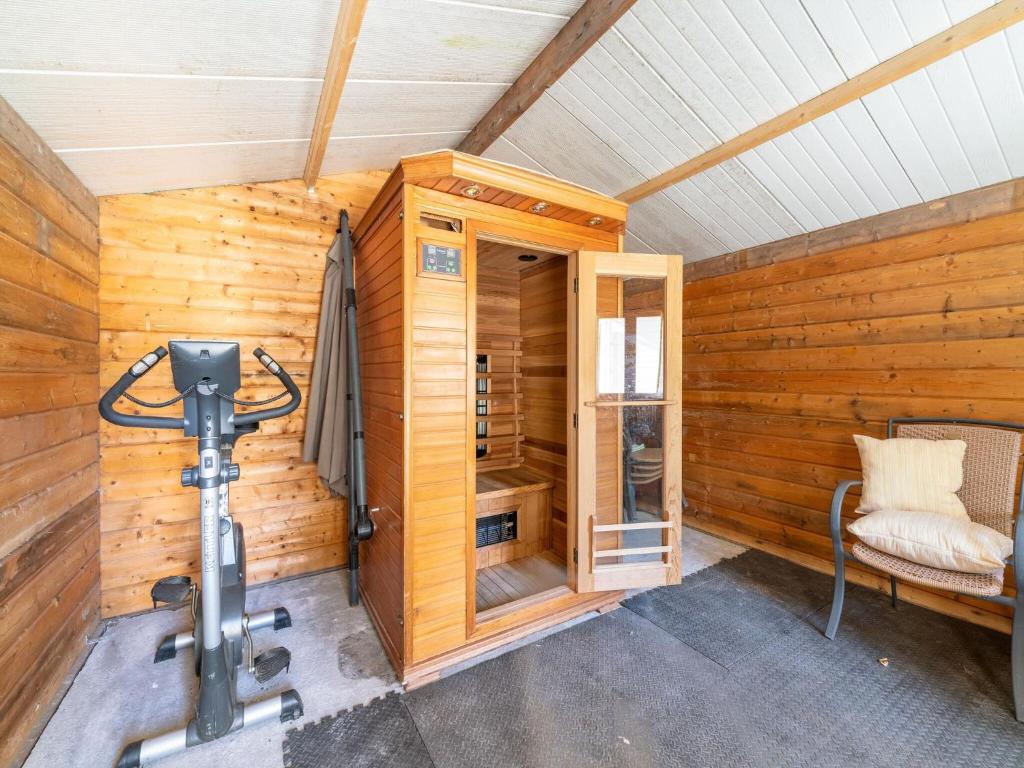 Cozy holiday home in Meijel with sauna in a wooded area photo 3