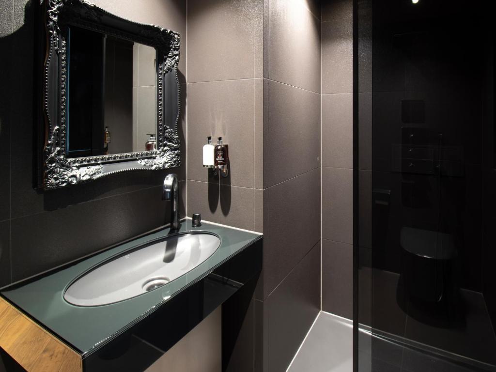 Bloc Hotel London Gatwick Airport - Tap to explore photos
