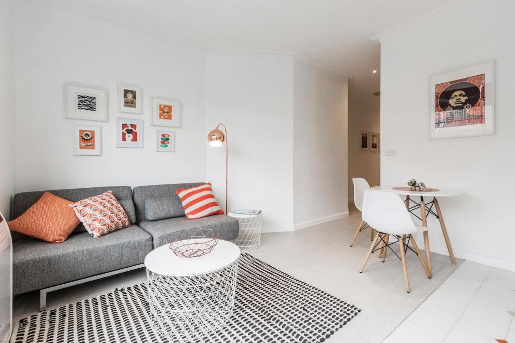 Stylish Treetop Escape on Buzzing Swanston Street