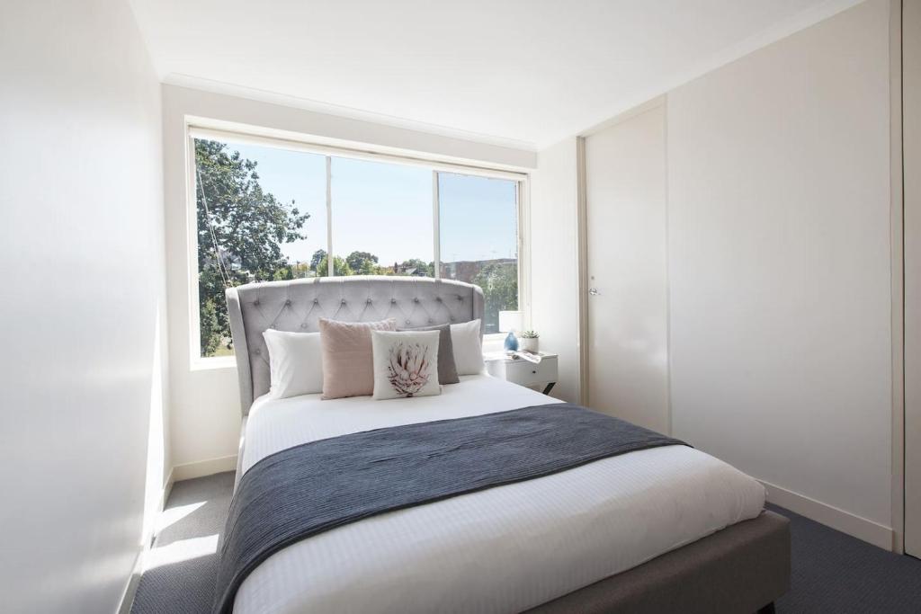 Bright and Modern Pad in Flemington with Parking