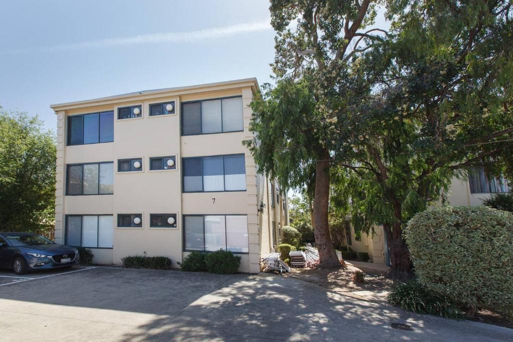 Bright and Modern Pad in Flemington with Parking photo 2