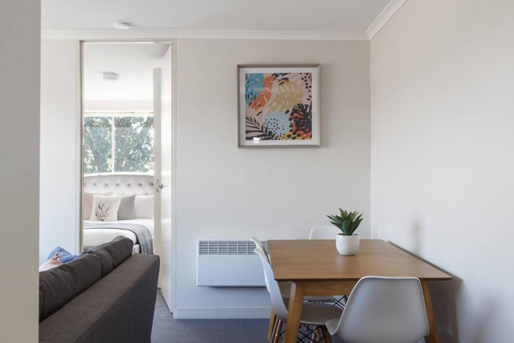 Bright and Modern Pad in Flemington with Parking photo 3