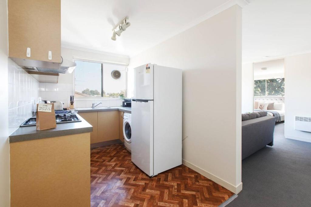 Bright and Modern Pad in Flemington with Parking photo 4