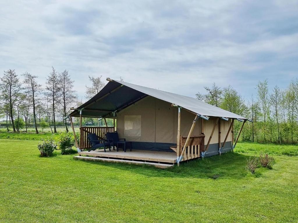 Luxury glamping with private bathroom near the Frisian waters