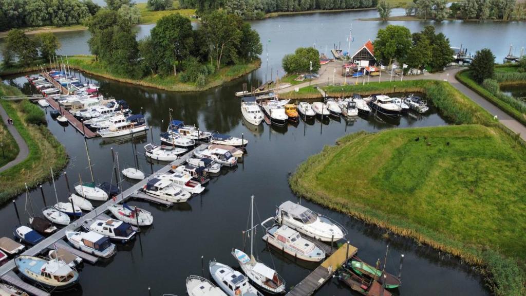 AquaHome - Woudrichem - Bijzonder overnachten op een houseboat aan de Afgedamde Maas photo 3