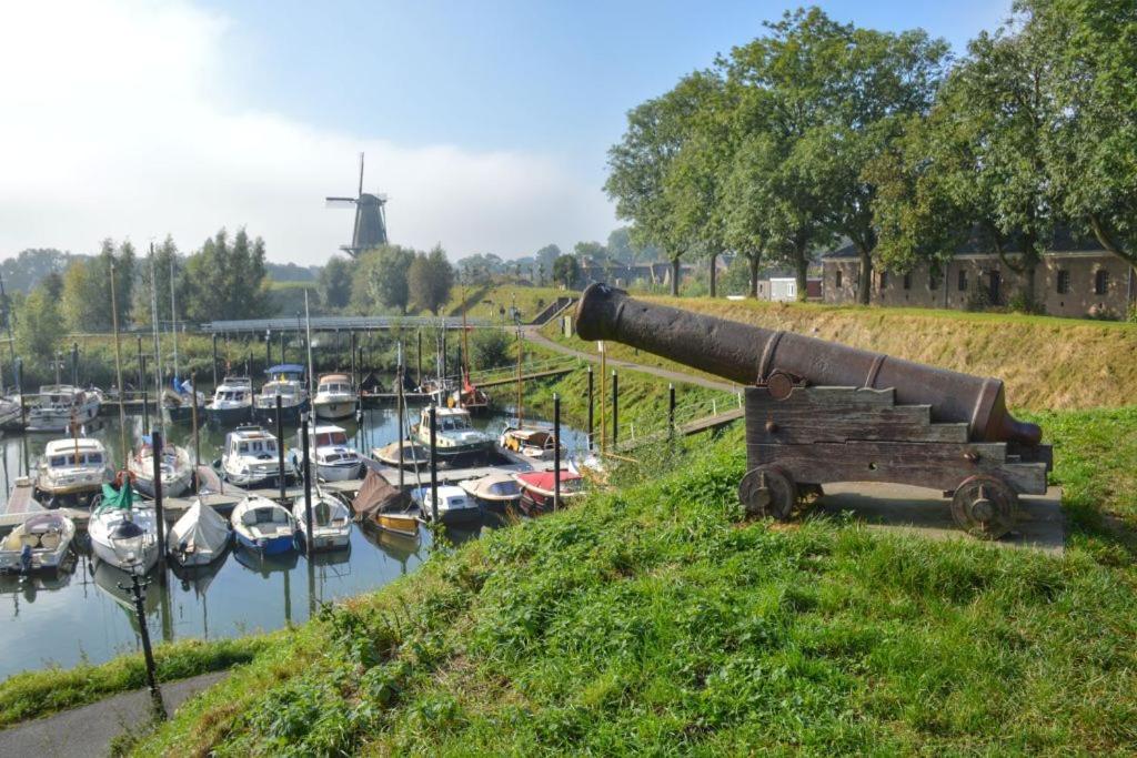 AquaHome - Woudrichem - Bijzonder overnachten op een houseboat aan de Afgedamde Maas photo 4