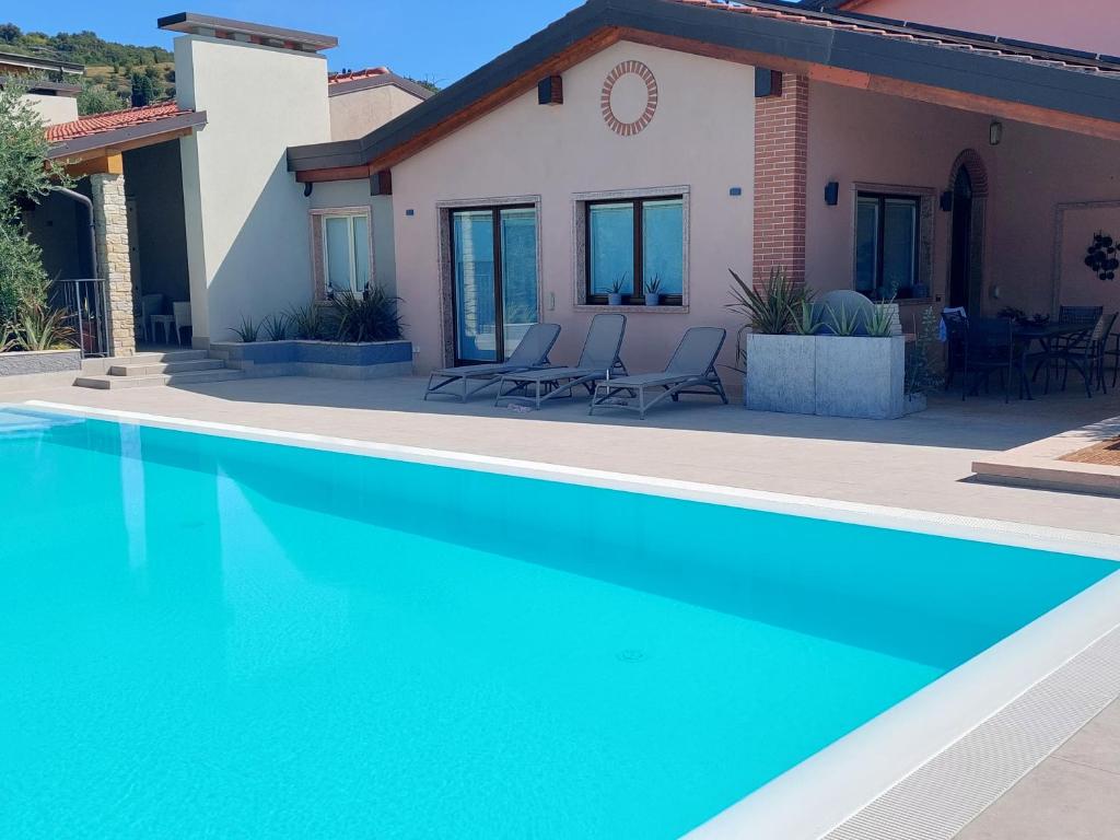 CASA PERGOLA 1 - Elegante Appartamento per 6 persone - fronte piscina, parcheggio photo 4