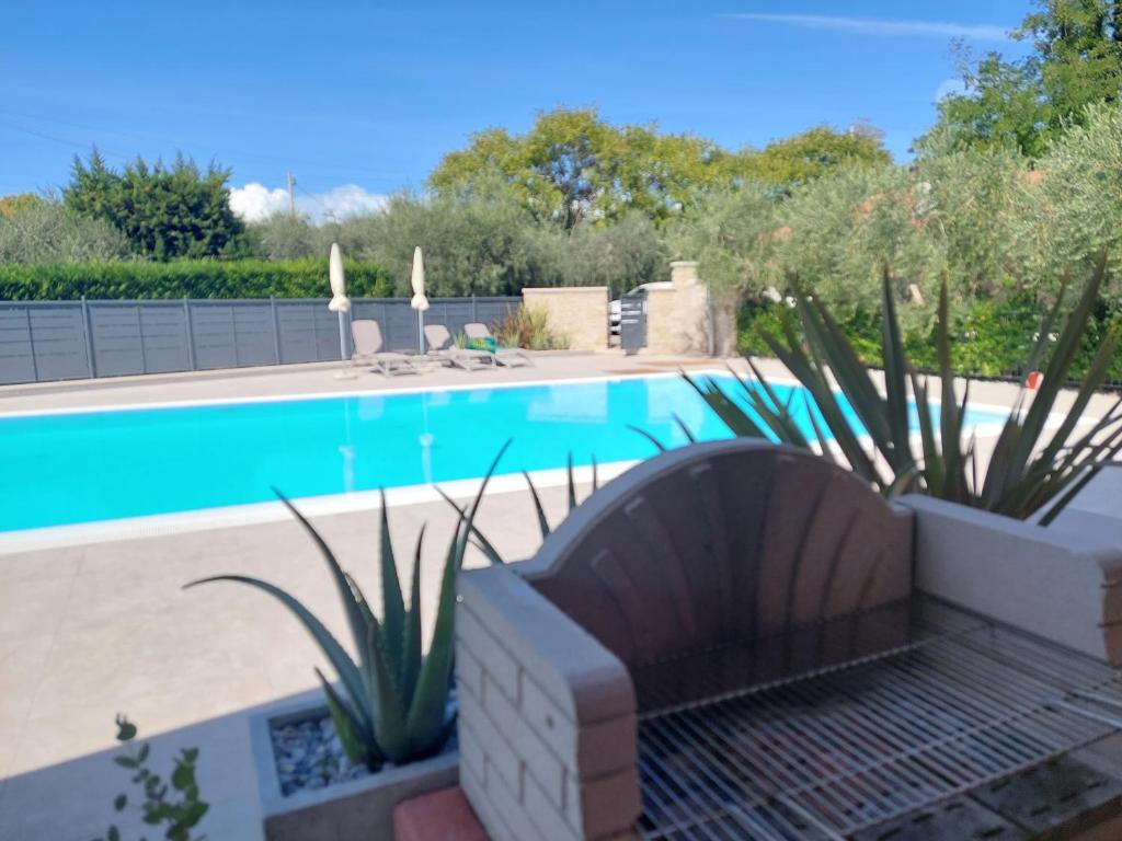 CASA PERGOLA 1 - Elegante Appartamento per 6 persone - fronte piscina, parcheggio