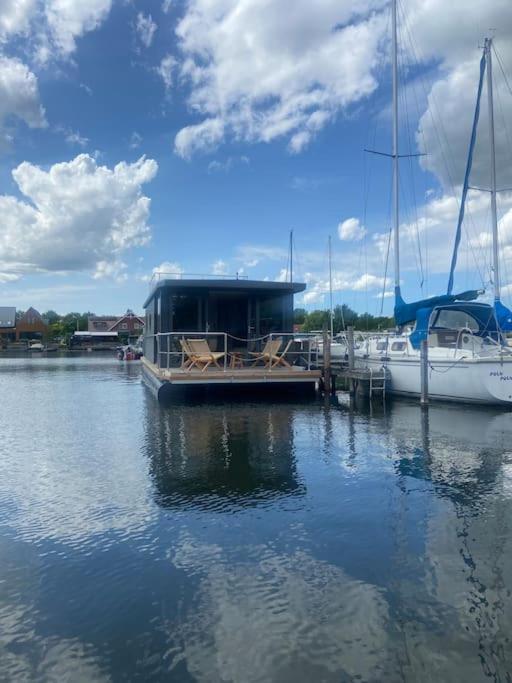La Mare Houseboat photo 3