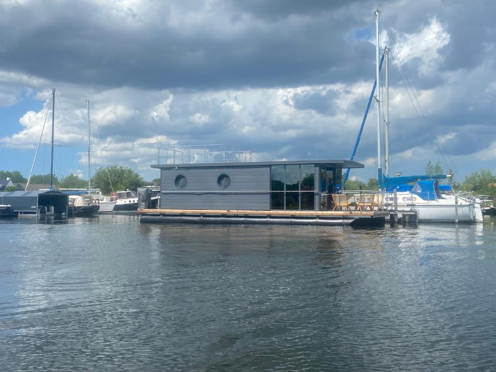 La Mare Houseboat
