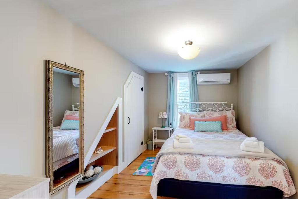 Queen's Vintage Cottage photo 3