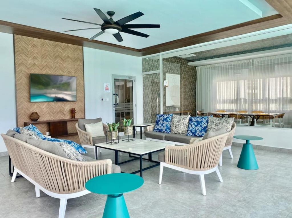Elegant City Center Condo photo 3