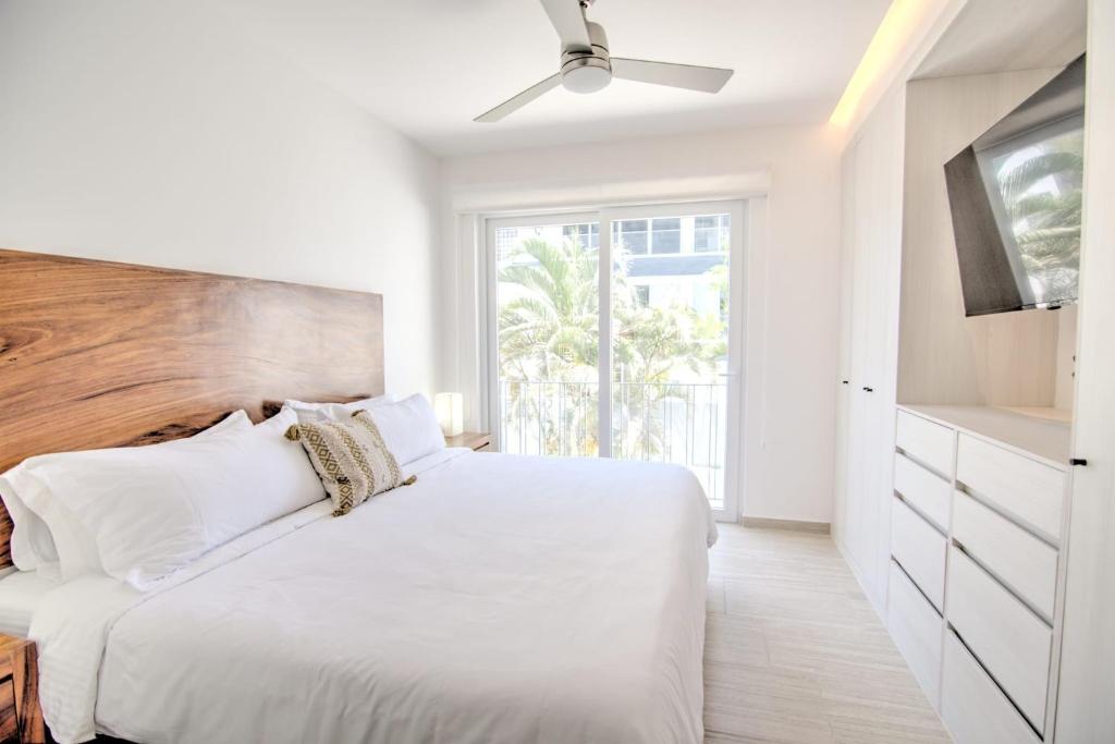 Casa Las Palmas - Condos by the Beach with Rooftop Pool photo 1