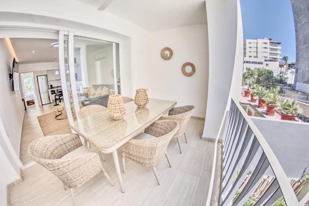Casa Las Palmas - Condos by the Beach with Rooftop Pool photo 2