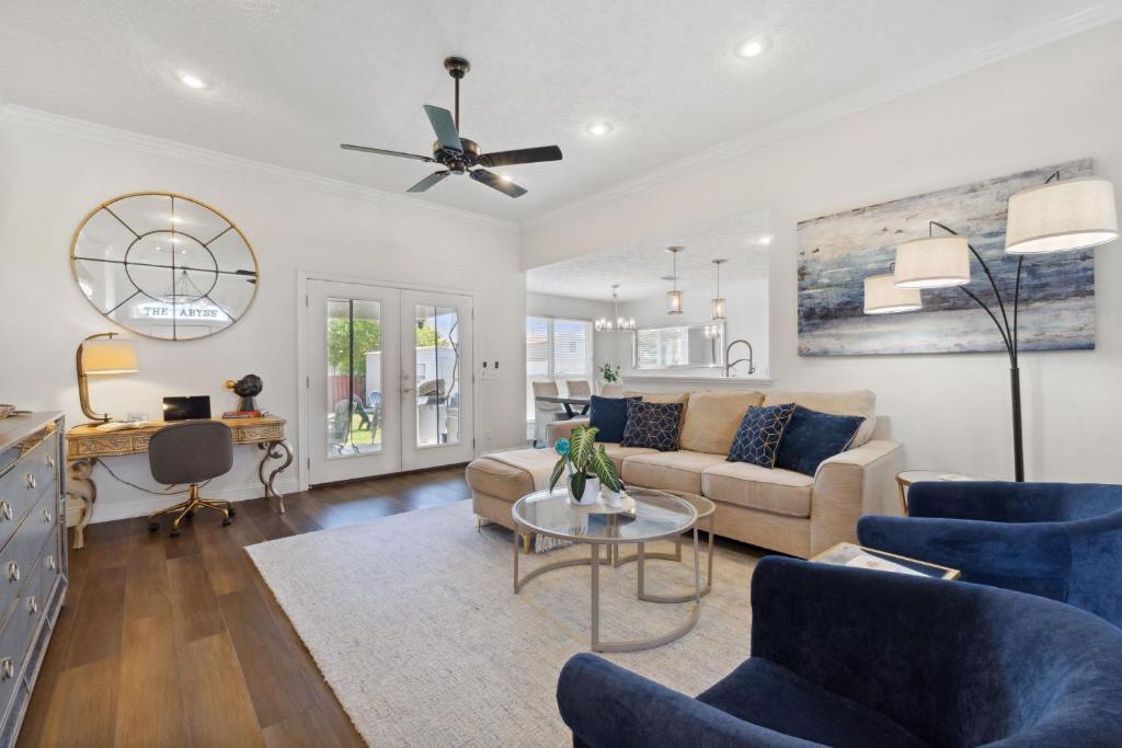 Steps 2 Beach! Sleeps 12, 4bd/2ba, Beach Gear! photo 1