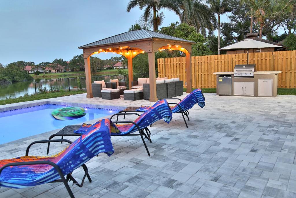 Lakefront Getaway in Sunny Florida with Heated Pool photo 4