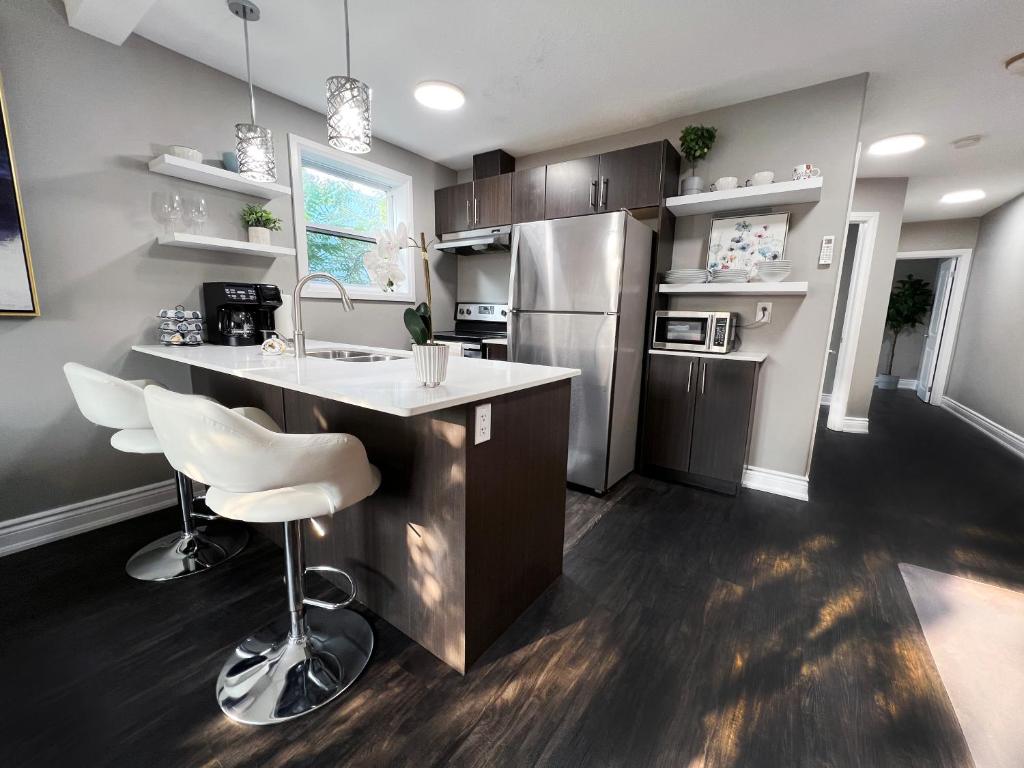 *NEW* Elegant Urban 2BR Retreat photo 3