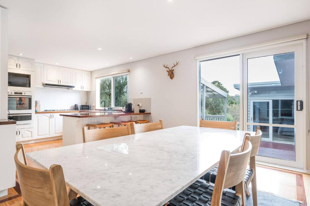 Warrain Retreat - A Spacious Beachside Lifestyle photo 2