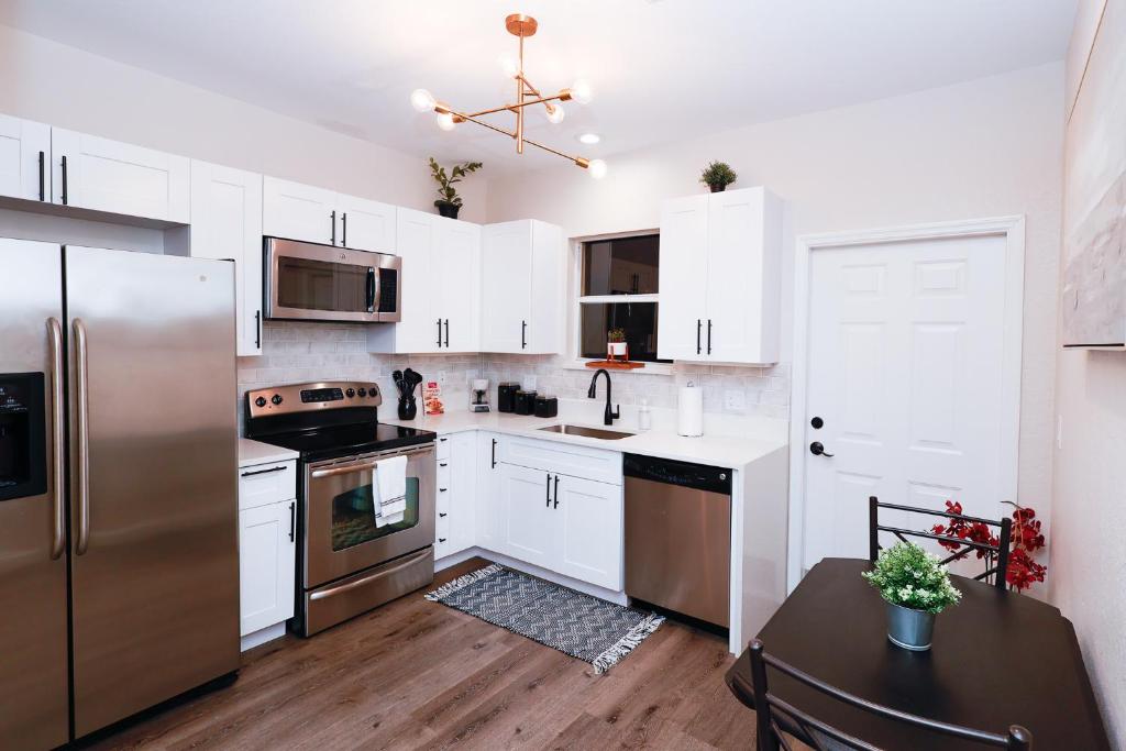 Stylish 2BR unit w/ hot tub 5 mins from the beach! photo 2