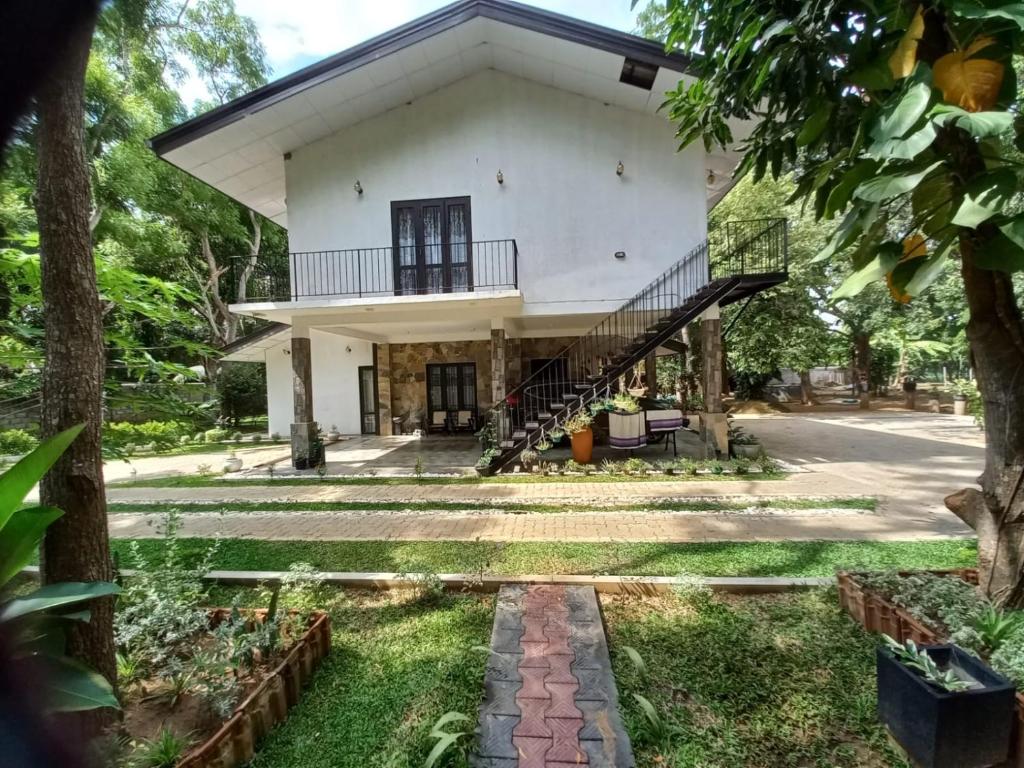 Laurel Villa photo 3