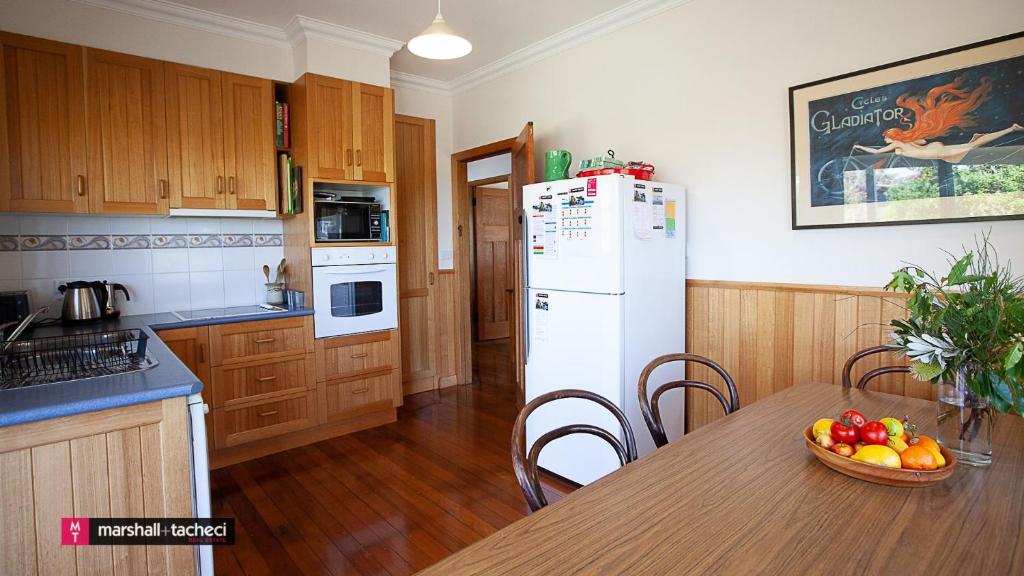 Moorhead beach cottage Bermagui - 60 Wallaga Lake Road photo 2