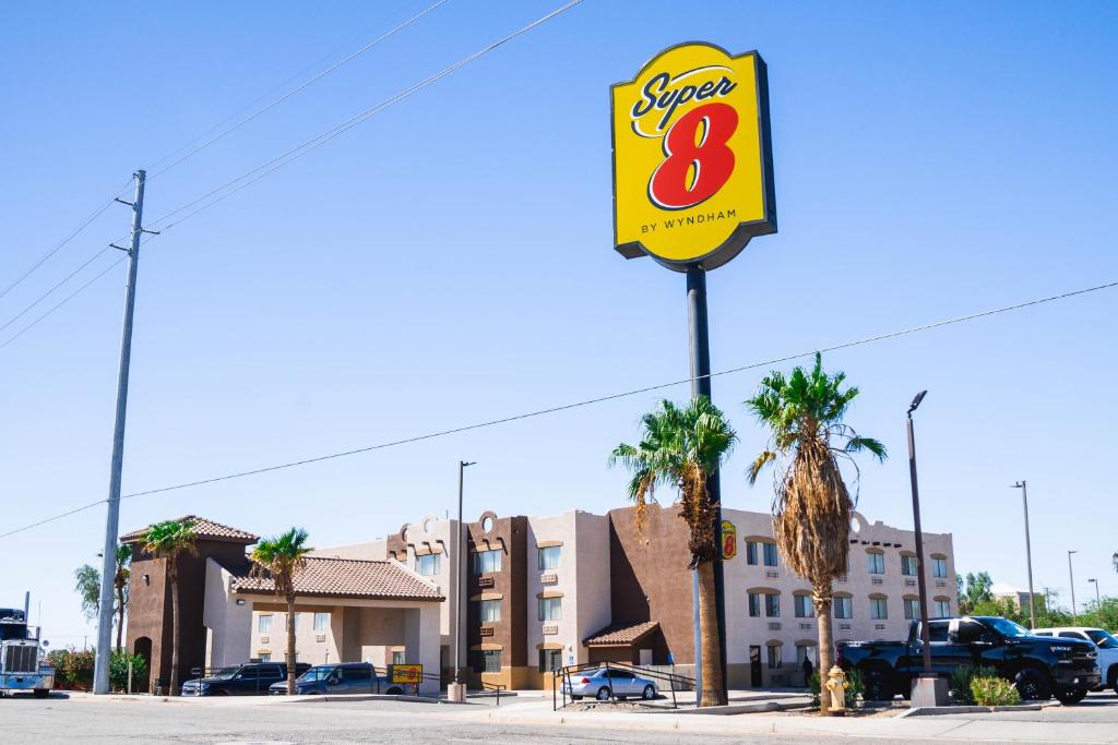 Super 8 by Wyndham Yuma image