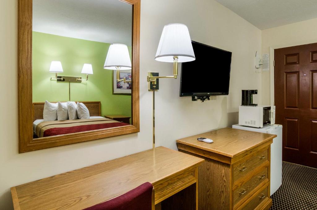 Econo Lodge University image