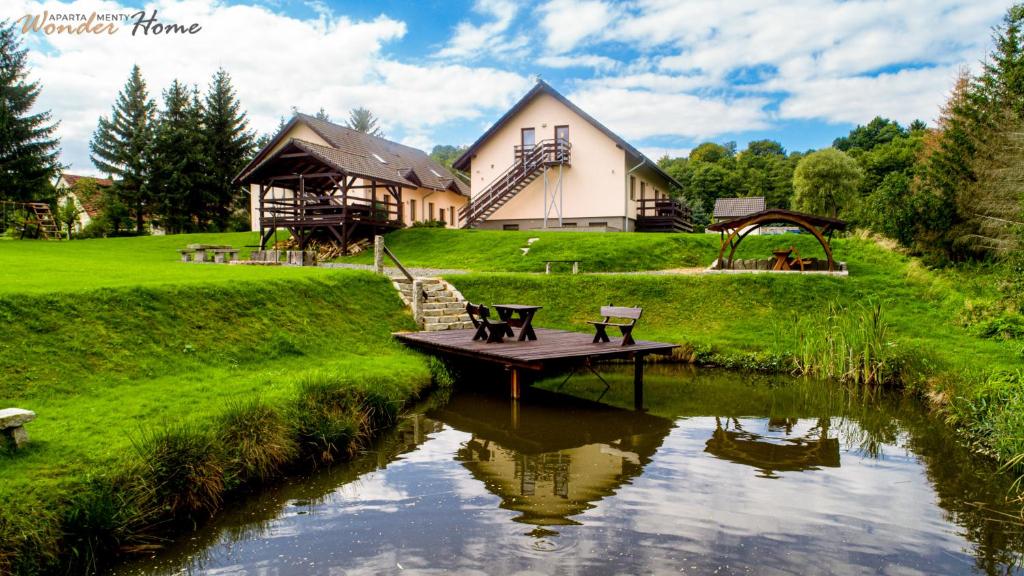 Apartamenty Czerwony Dworek - plac zabaw, grill, staw, ogród