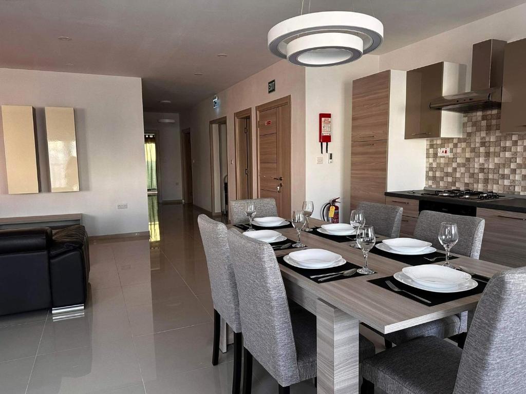 Cozy, Spacious 3 Bedroom Maisonette, 6 to 9 ppl, 1 min walk from Seafront photo 2