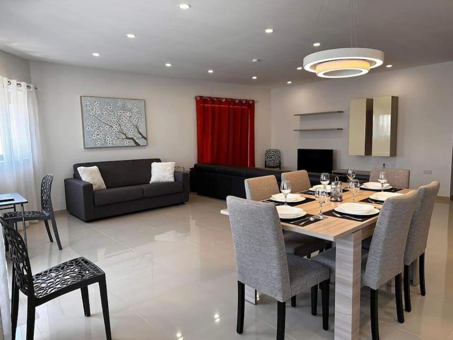 Cozy, Spacious 3 Bedroom Maisonette, 6 to 9 ppl, 1 min walk from Seafront photo 1