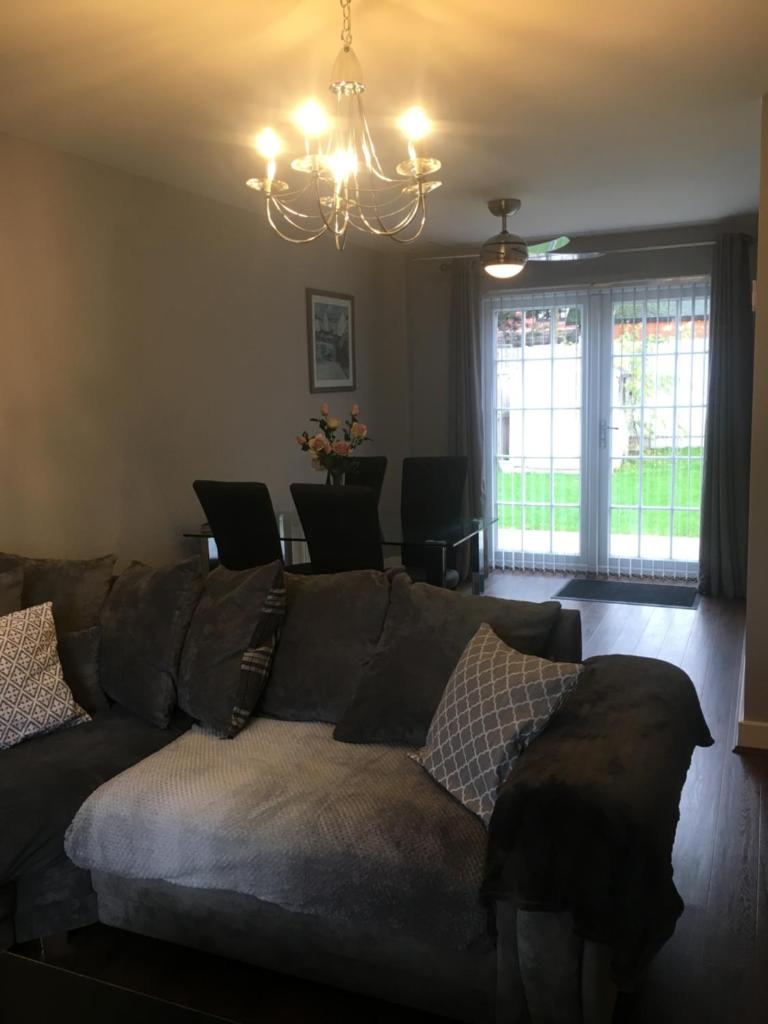 Villa Belle Three bedrooms Basildon - Tap to explore photos