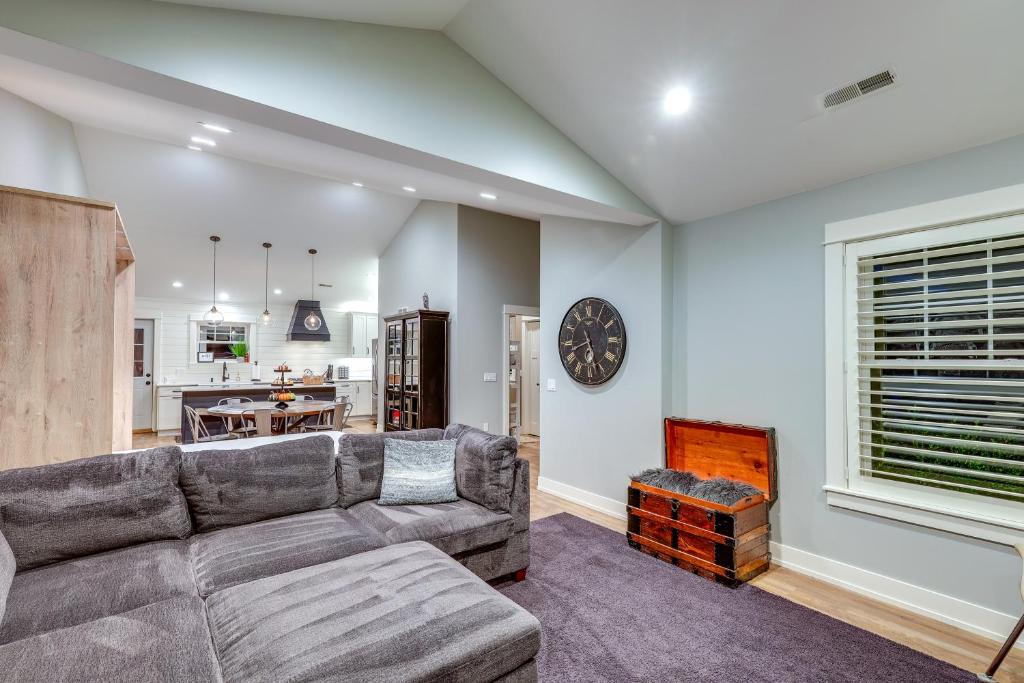 Chic Hideaway with Fire Pit Less Than 2 Miles to Beach! photo 3
